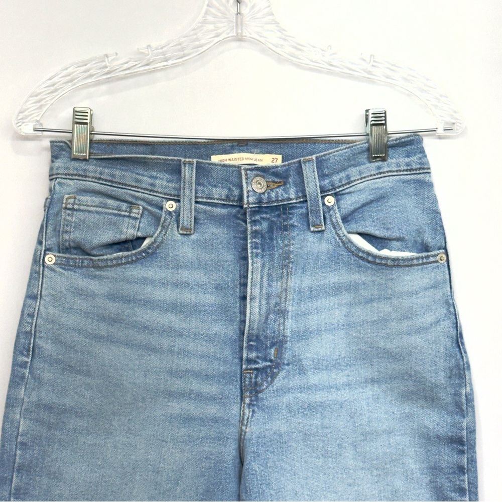 Levi's Women's 27 High-Waisted Mom Jeans Blue Denim e0805 W27 X L29 NWOT - Picture 3 of 9